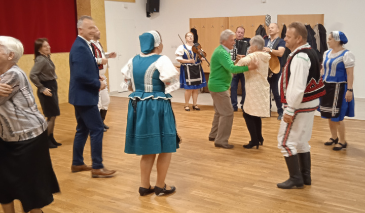 Október - mesiac úcty k starším