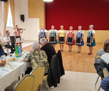 Október - mesiac úcty k starším